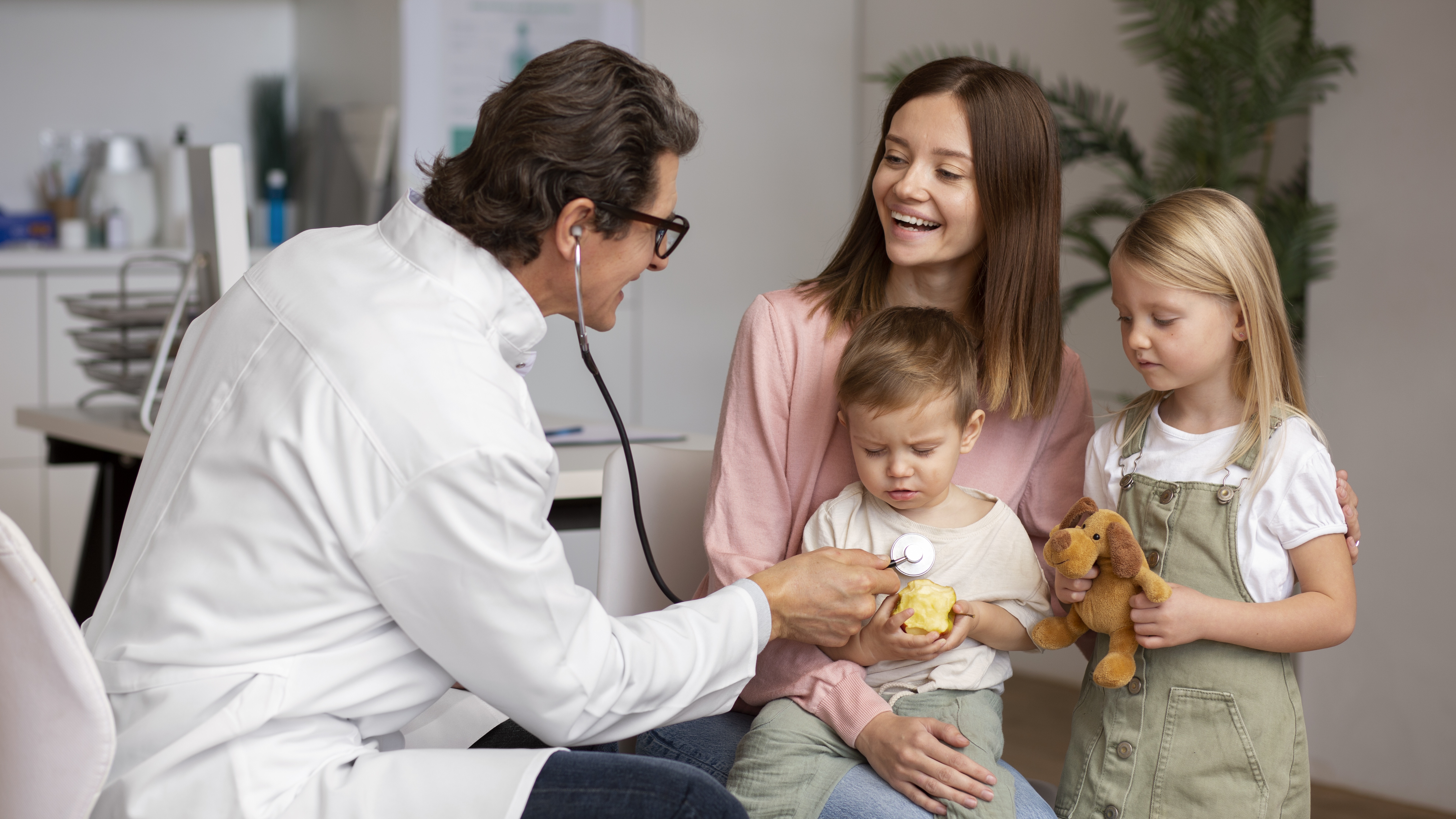 Profesionales de salud brindando apoyo